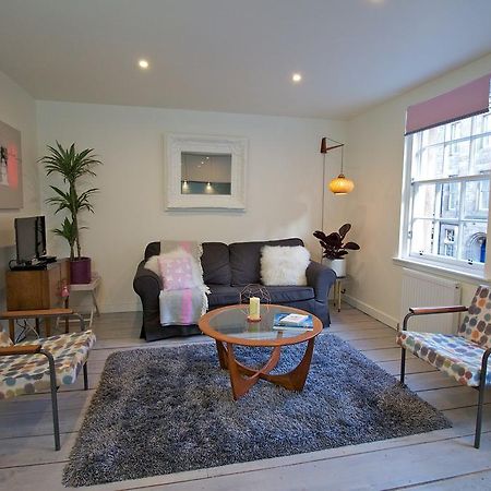 Old Town Castle View Apartment Edinburgh Ngoại thất bức ảnh